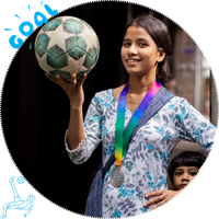 menina segurando bola de futebol