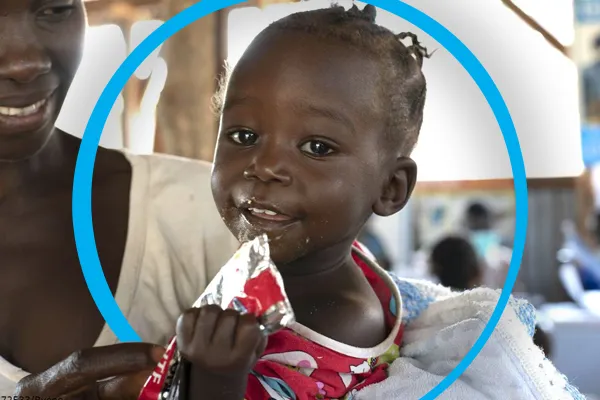 Criança com alimento terapêutico