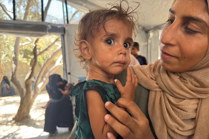 crianca-com-mae-emergencia-gaza