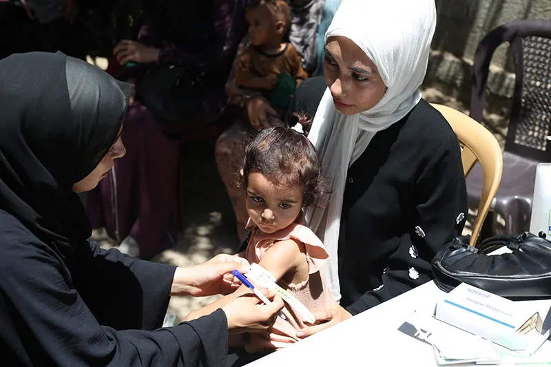 unicef-team-treating-child