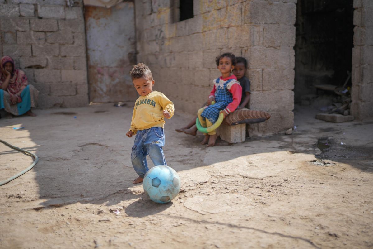 Sanad brincando com bola de futebol