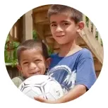 duas crianças com uma bola de futebol