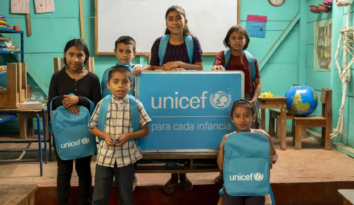 Niños con la caja escolar de UNICEF