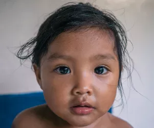 Niña en su entorno