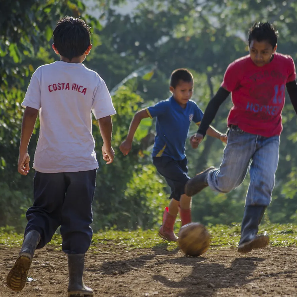 nenes jugando al futboll