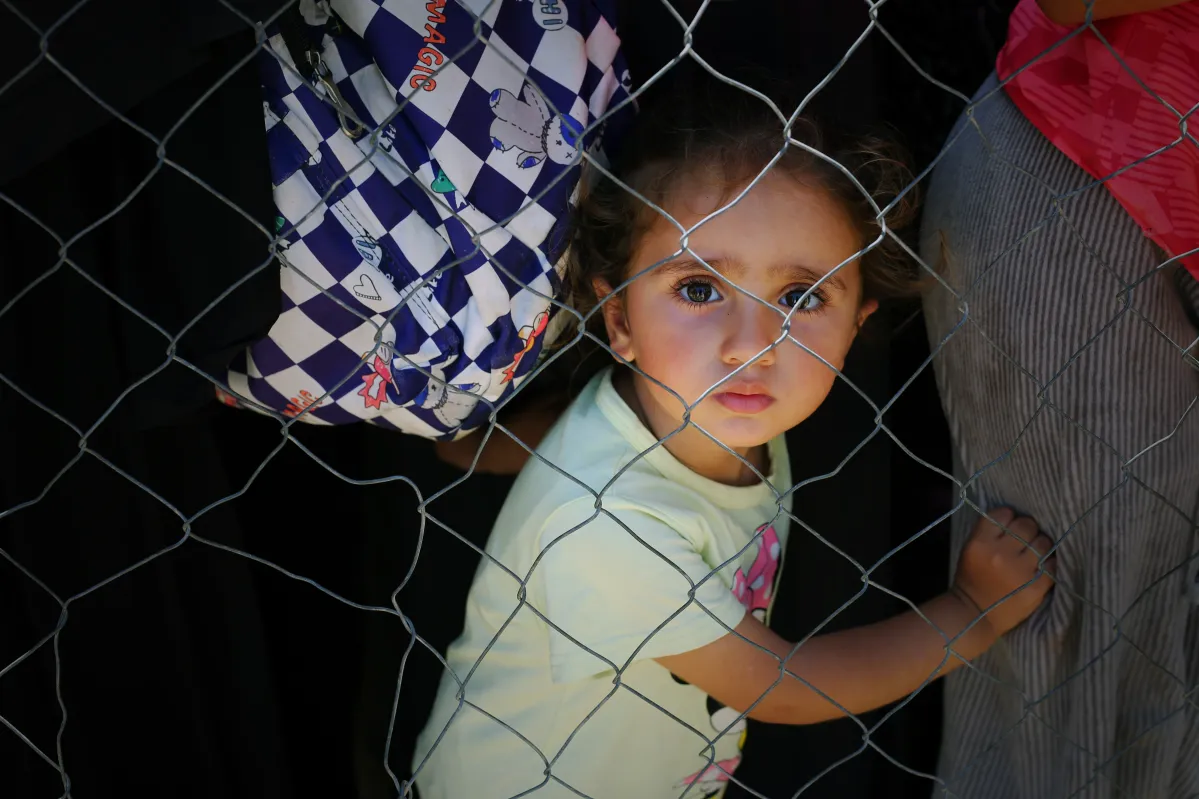 Niña en reja