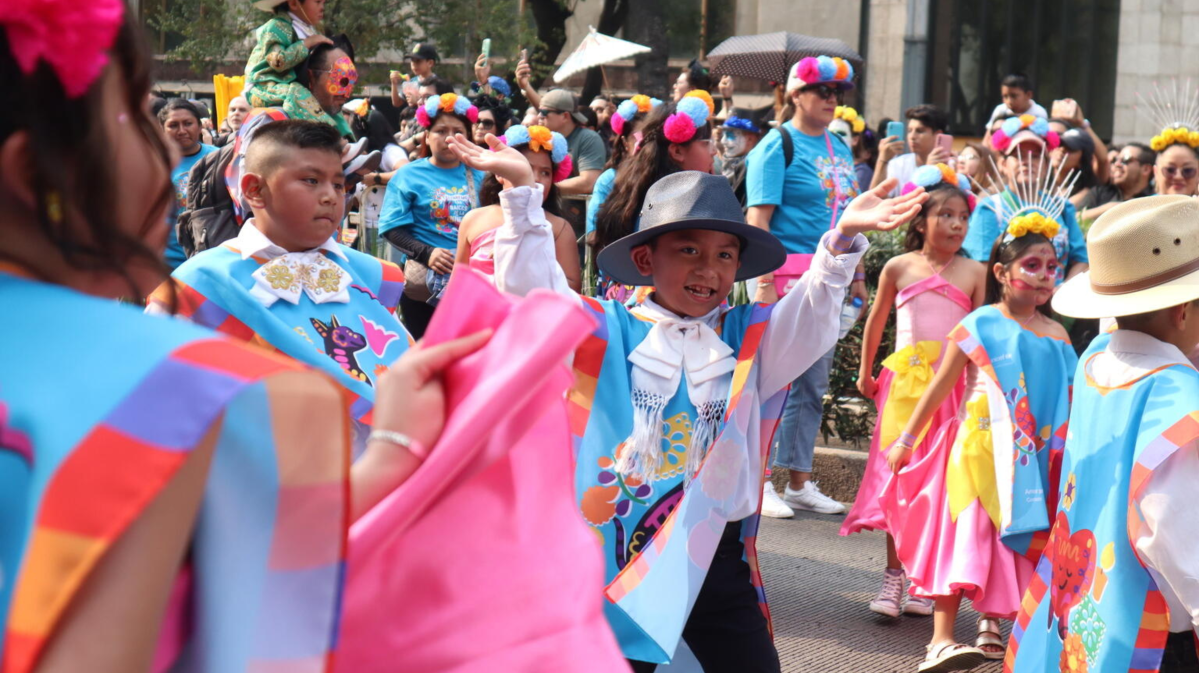 Niñas y niños en desfile de Día de Muertos