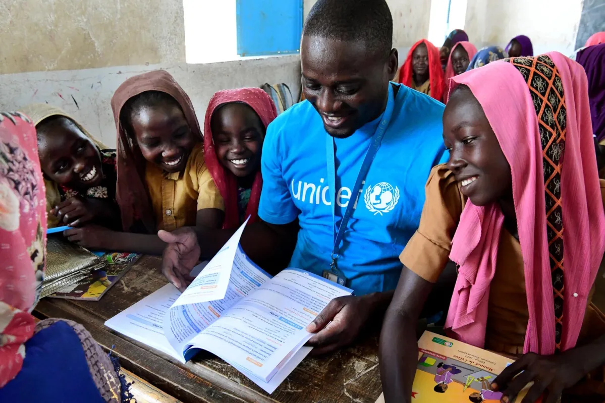 Docente capacitado UNICEF, comparte lectura de estudio con niñas y niños. 