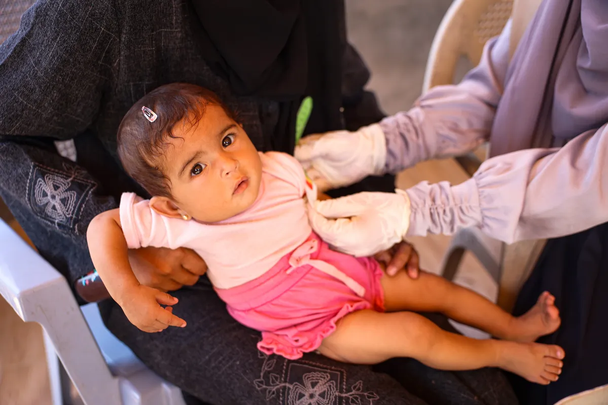 Shaam, bebé de 6 meses, recibe tamizaje de malnutrición en una clínica de UNICEF en Gaza.