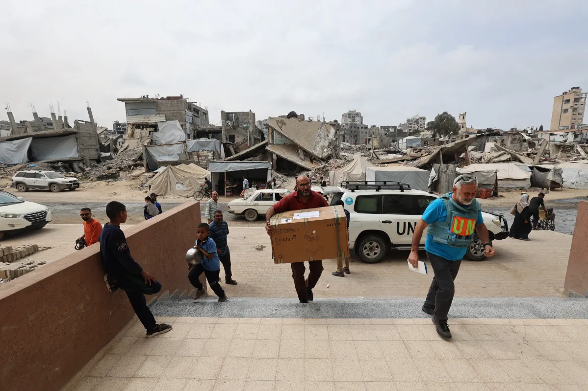 Personal de UNICEF descarga suministros médicos de un camión de la ONU en el Hospital Al Rantisi, Gaza.