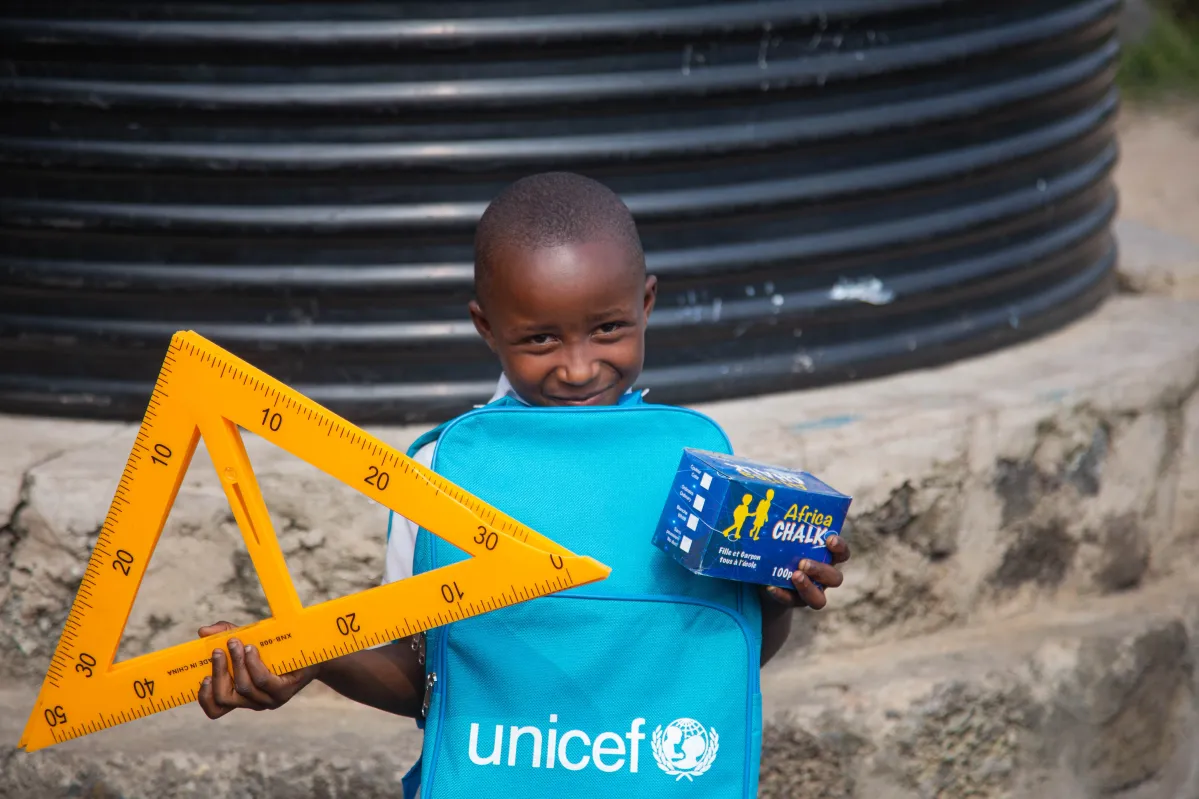 Nadege, de 8 años. esta en segundo grado y recibe material de estudio gracias a donantes y socios UNICEF.