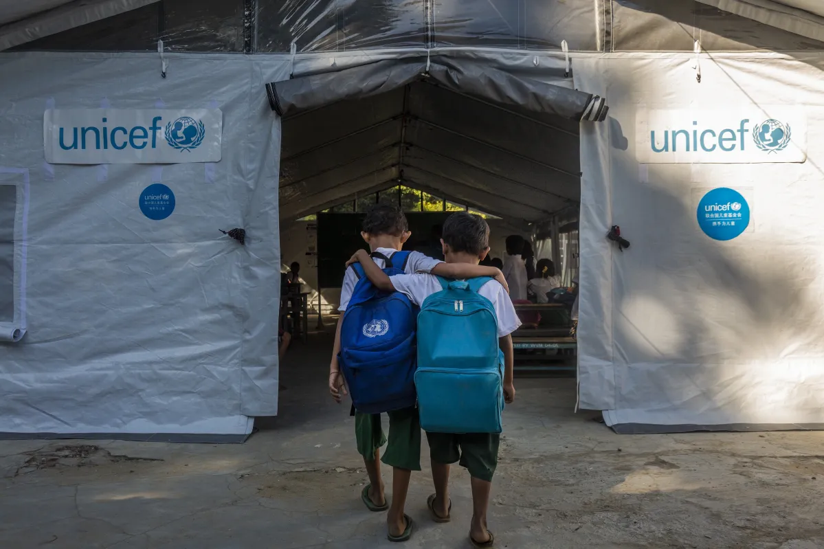 Estudiantes de 6 años como Thit, estudian un sol de clases recién instalado de UNICEF, como espacio temporal después de un fuerte terremoto. 