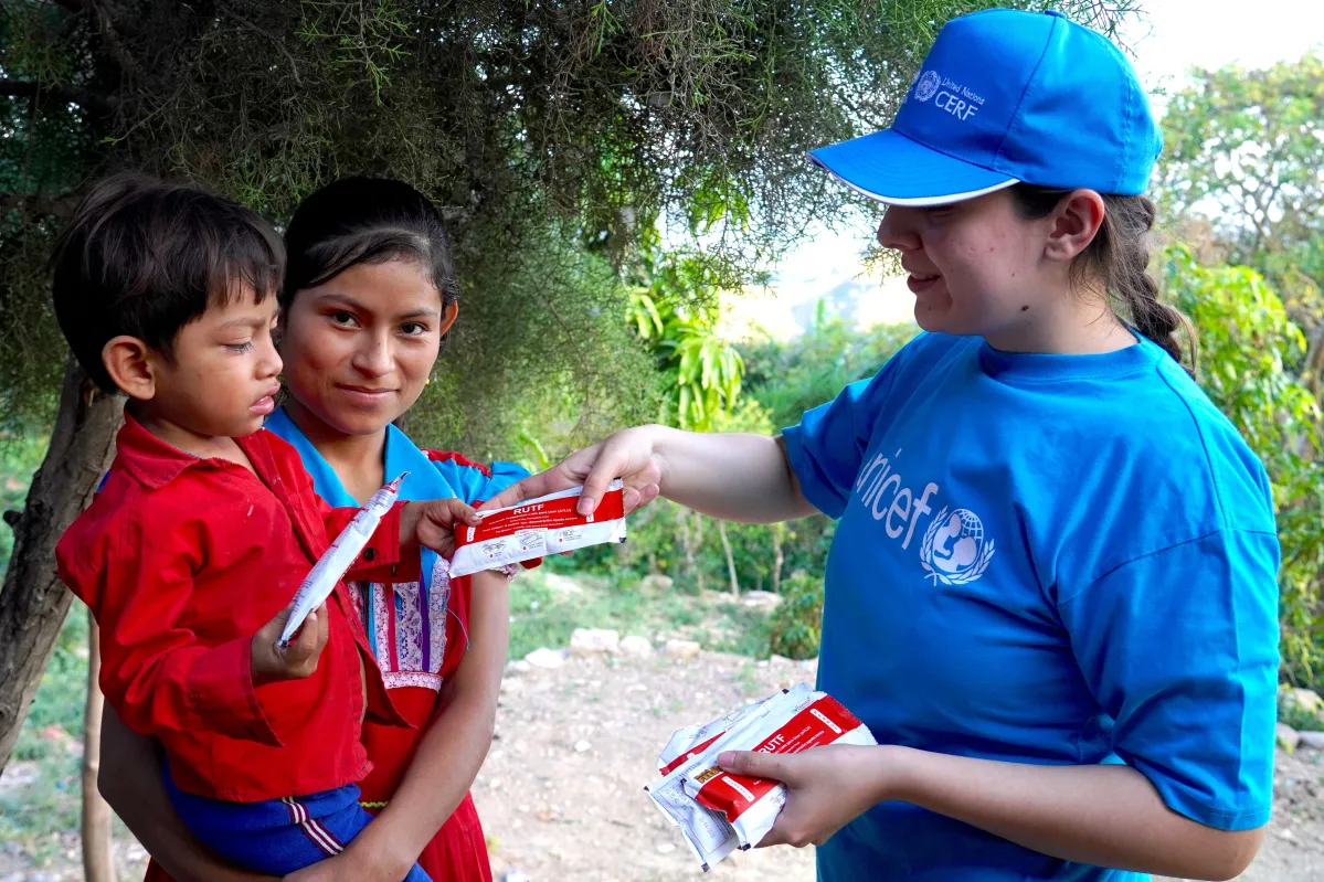 Personal de UNICEF entrega tratamiento terapéutico para tratar la desnutrición infantil