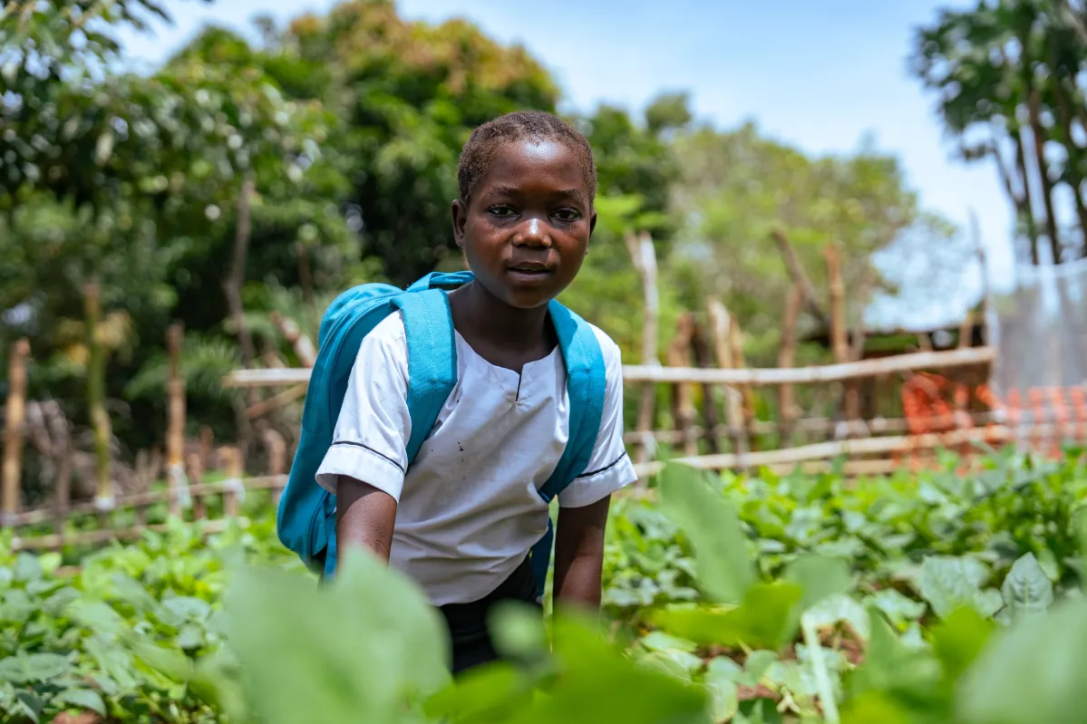 Grace de 11 años, con sus compañeros de clases en el jardín de la escuela. 