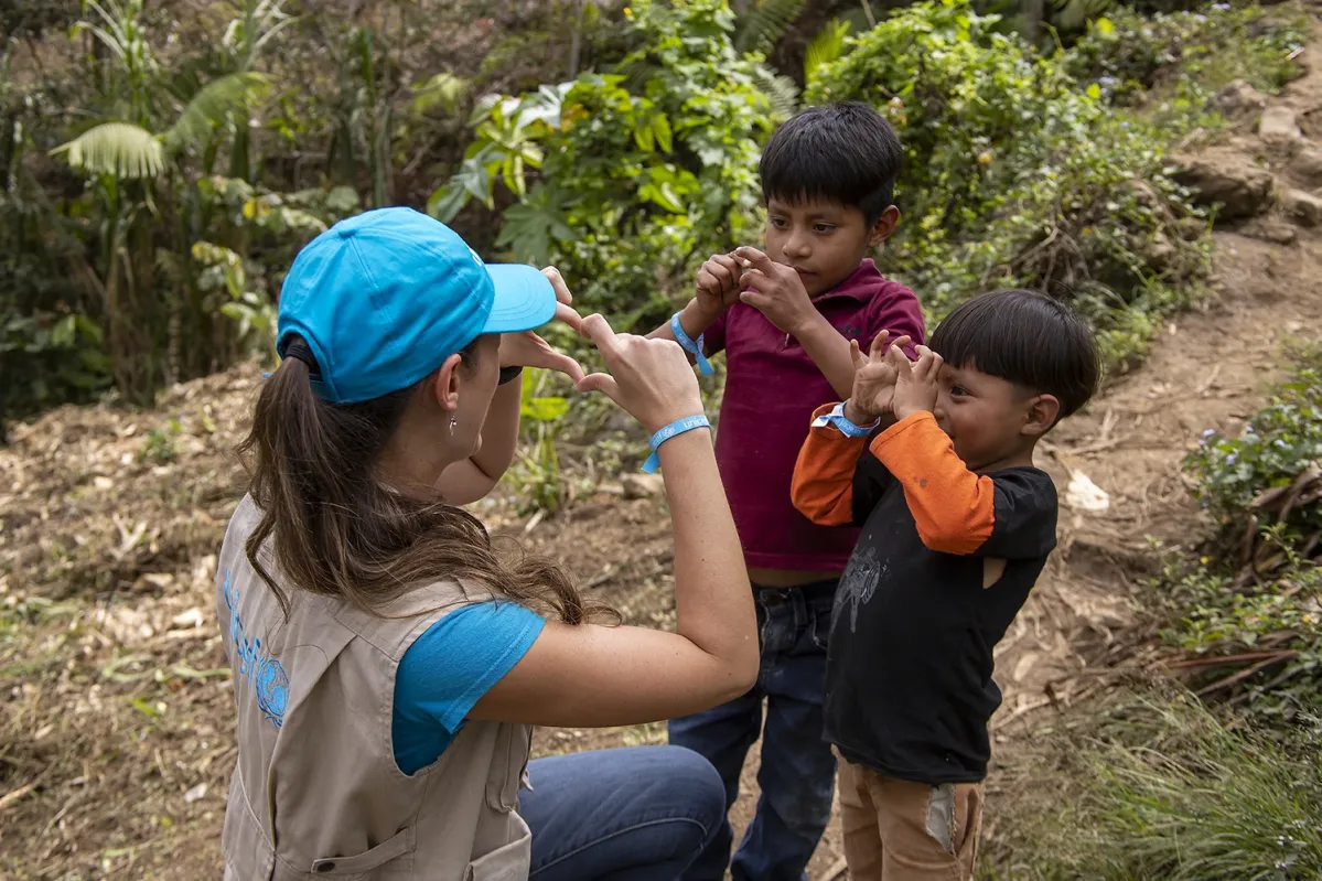 Pilar Escuder, abraza y juega a niños en Guatemala. UNICEF. 