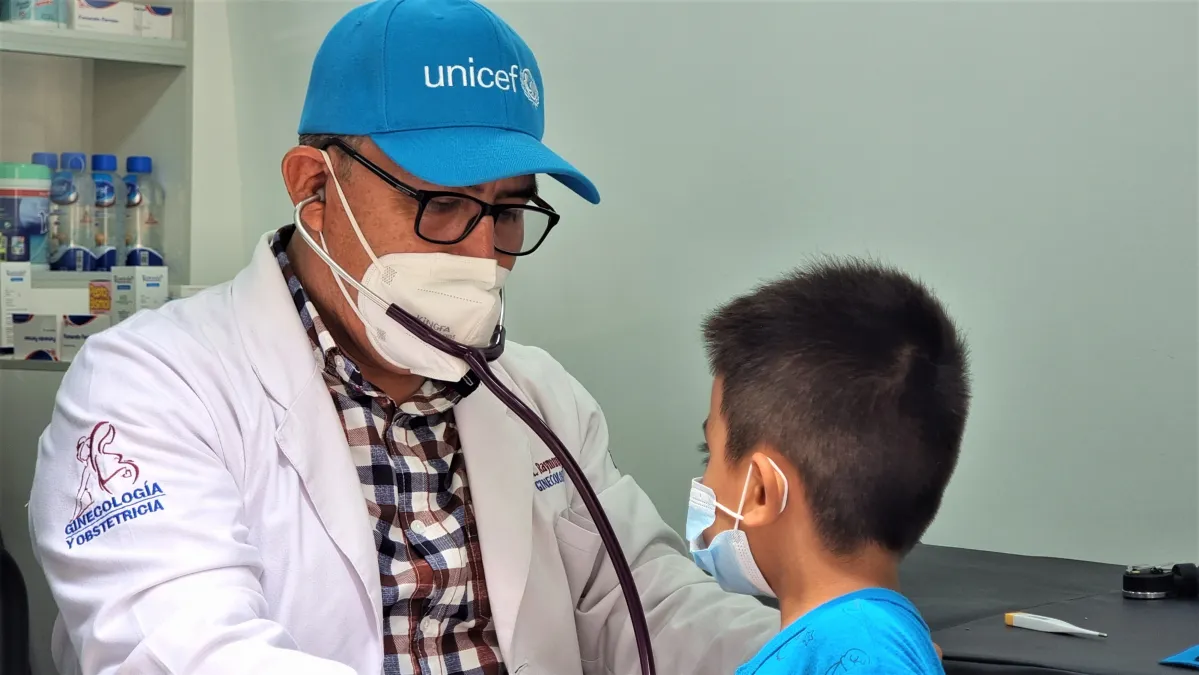 Programa de salud UNICEF atendiendo a niño en México. 