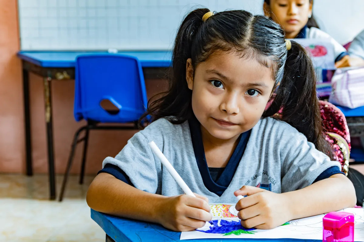 Niña en clases. Programas de educación UNICEF México. 