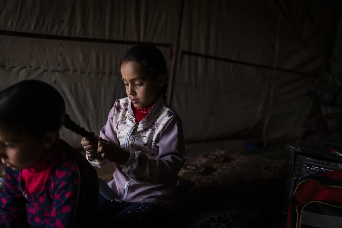 Aya, una niña vive en un refugio después de que us familia fue desplazada por la guerra en Siria. Campaña UNICEF. Comunidades seguras. 