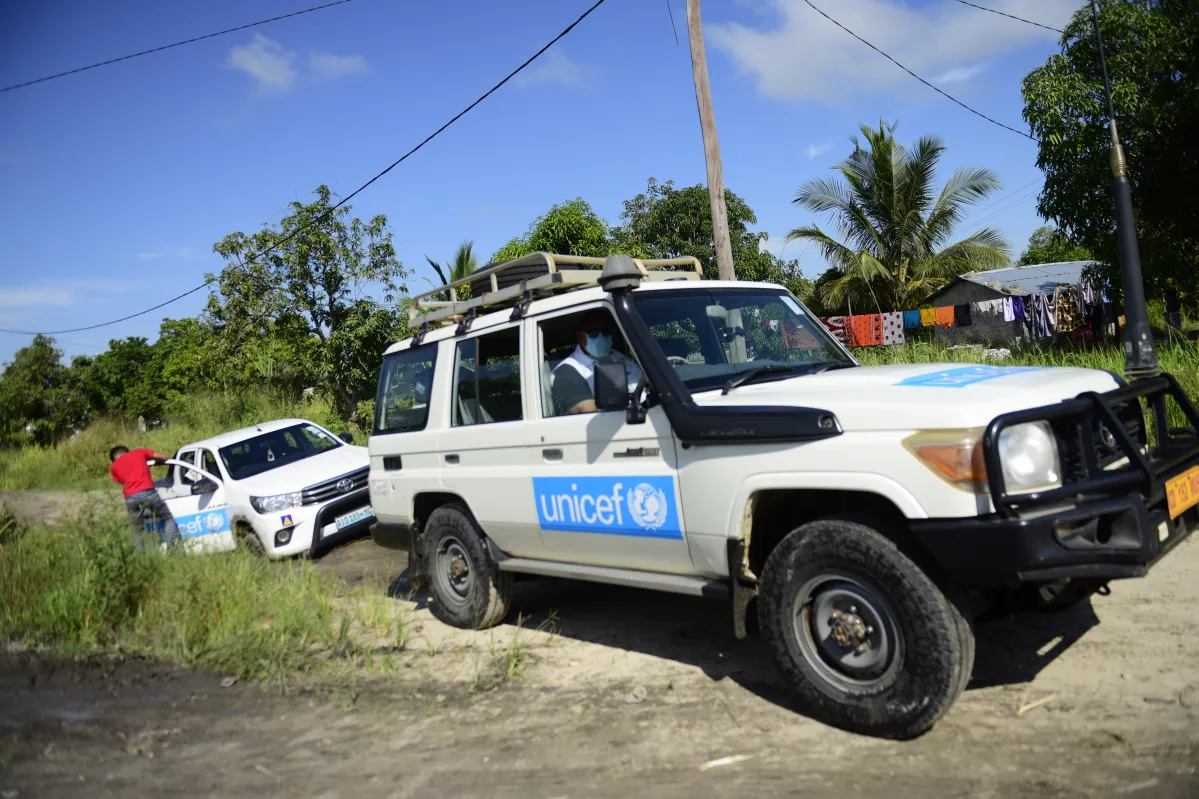 Camioneta de UNICEF llevando atención y suministros. 