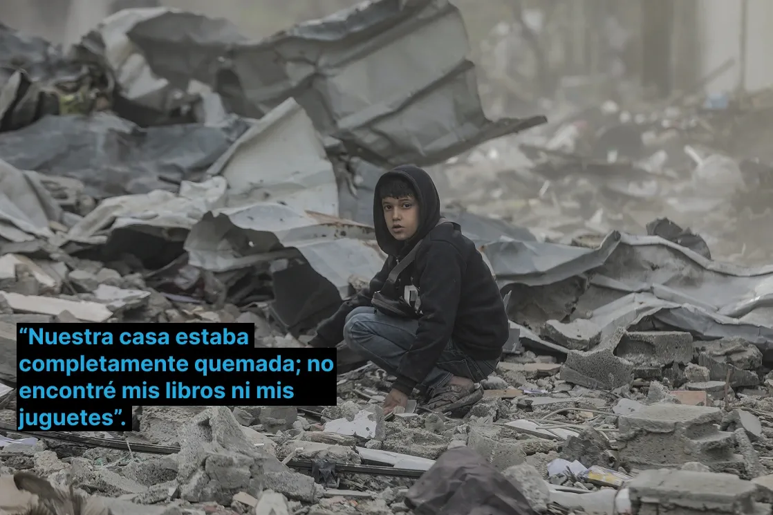 Quasy,de 10 años, busca sus pertenencias en los escombros de lo que era su casa en Gaza. 