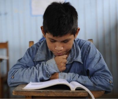 niño estudiando