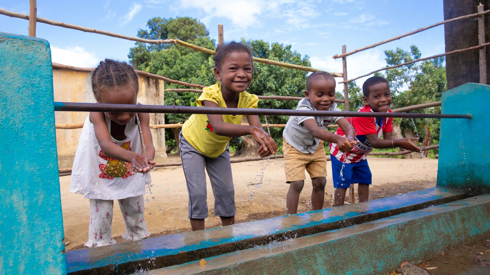 children-washing-hands