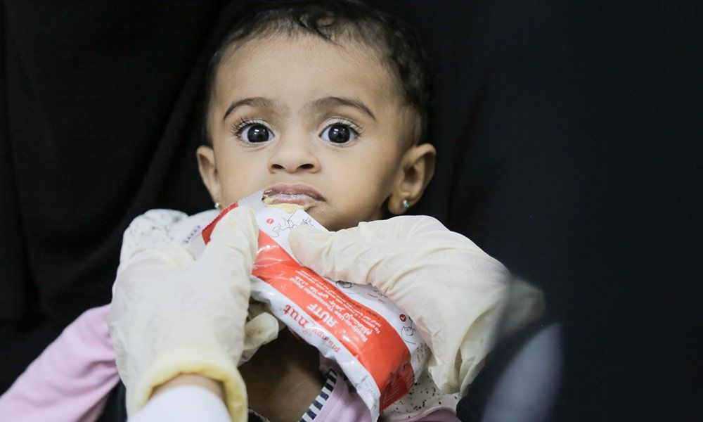 7-month-old Imetanan Taha receives therapeutic food to help her fight malnourishment. © UNICEF/UN0456884/Abaidi