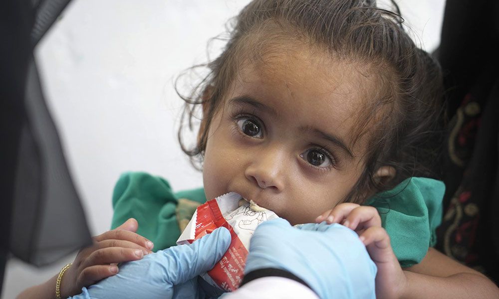 Maram Adel Yahya is being fed with therapeutic food (RUTF) at a mobile clinic.  © UNICEF/UN0582347/UNICEF/YPN