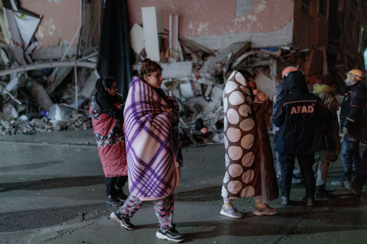 Children in blankets after the earthquake in İskenderun, Türkiye on 6 February 2023.