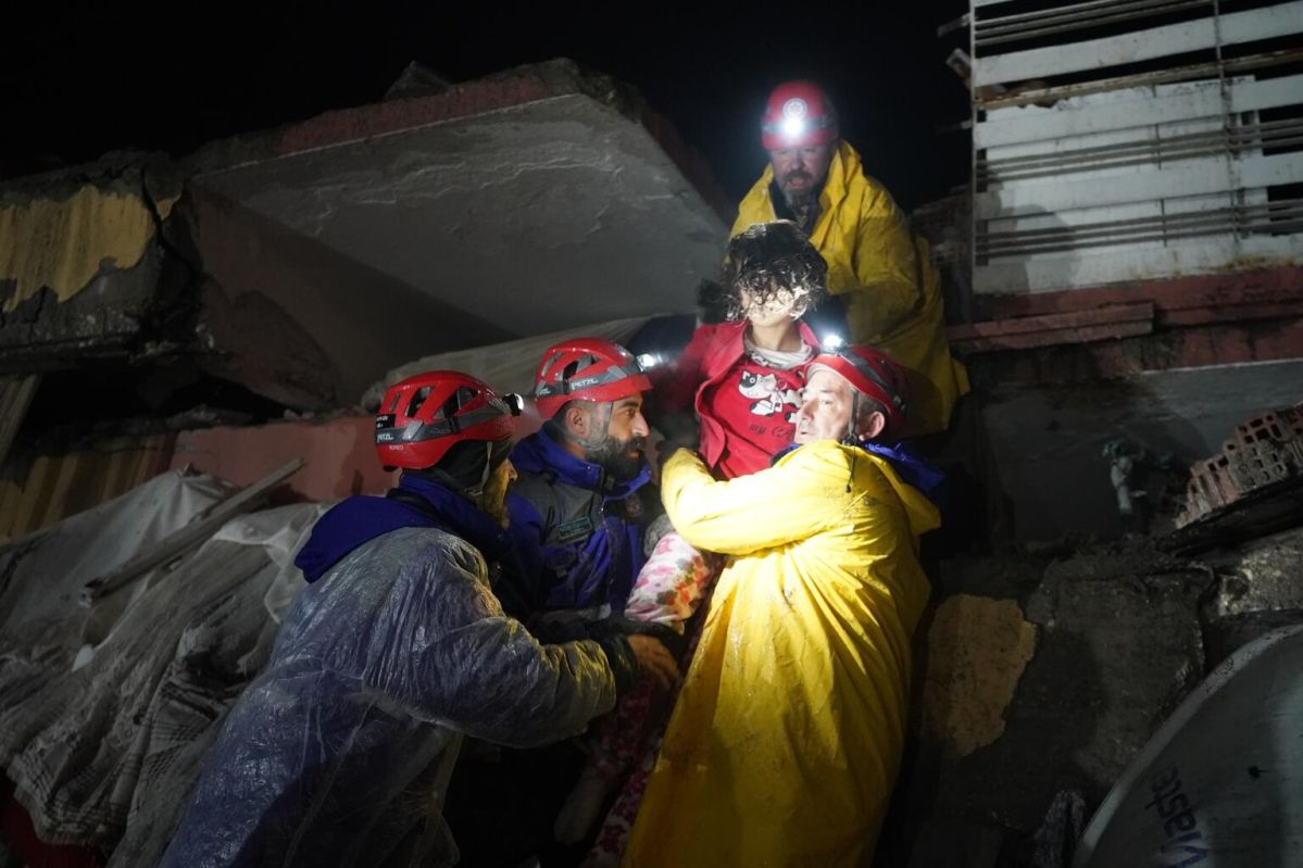 Search and rescue activities continue despite the cooling weather in Antakya, Hatay on 6 February 2023.