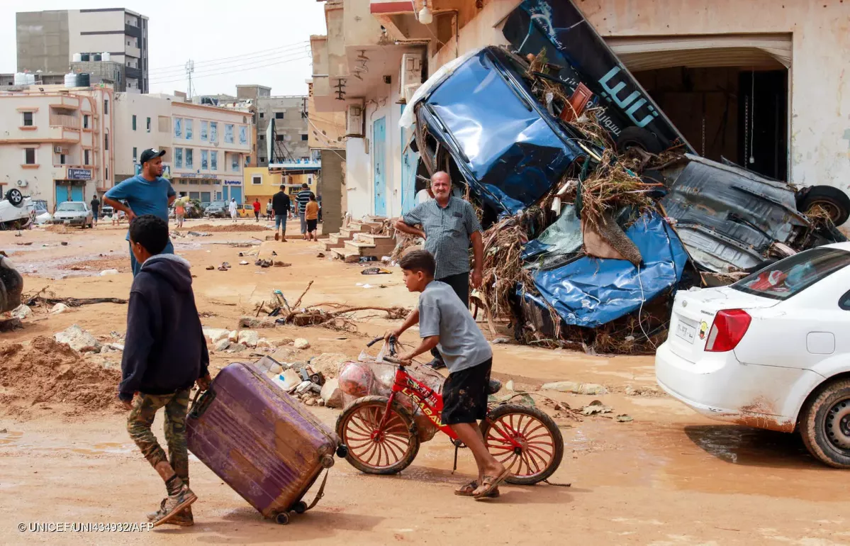 libya-floods-children-water