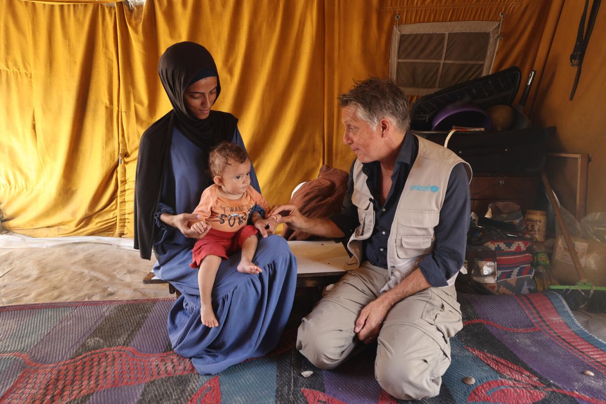 Lareen receiving cash assistance from UNICEF 
