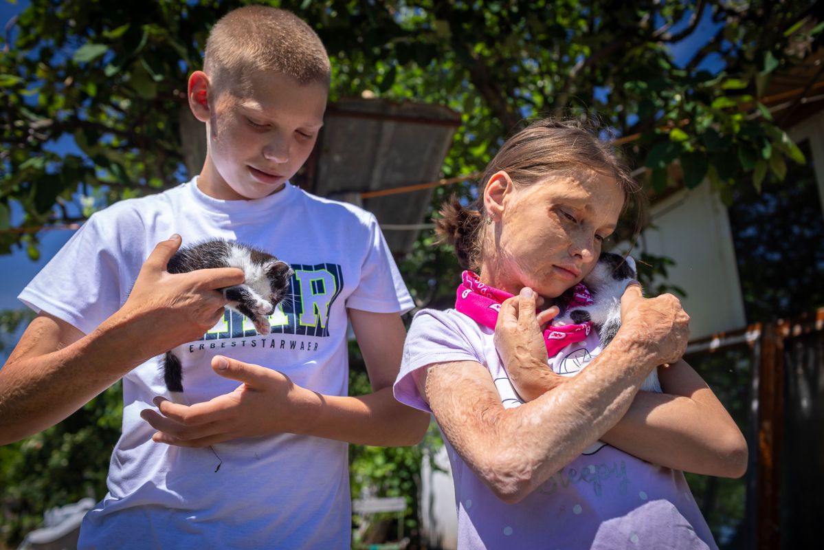 Alex and Emilia with kittens