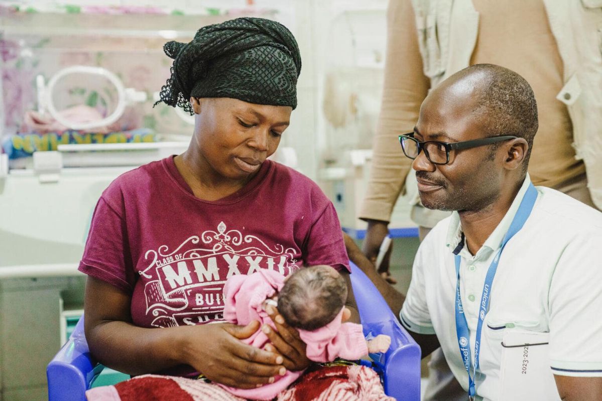 UNICEF psychologist Etienne Yuma talks with Faraja’s mother Amani in the neonatal unit at the Virunga General Referral Hospital in Goma, North Kivu province, DRC, on January 31, 2025. 