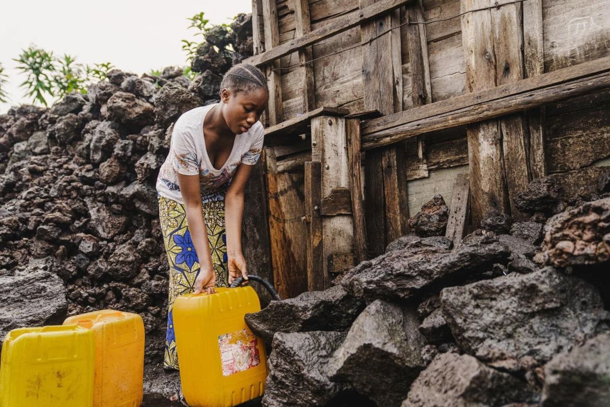 Merveille, 17, collects water from a lake in her neighborhood in Goma, North Kivu province.  The violence in Goma has made water access a major challenge, forcing families to rely on unsafe sources, increasing disease risks. In response, UNICEF and partners set up 30+ water chlorination points to protect the population.  