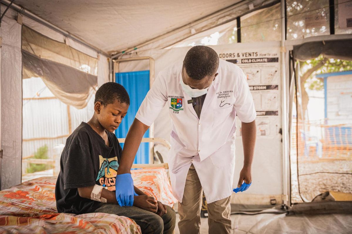 13-year-old Alema is being examined by a doctor at a UNICEF-supported Mpox treatment centre. Alema fell ill shortly after his brother showed symptoms. “At first, we didn’t know what it was. When I started feeling the same, we realised he had passed it on to me,” he says. Since arriving at the centre, Alema has received proper care and learned how to protect himself and others. “I’m grateful for the help. I just want to get better and return to school — I’ve already missed so much.” 
