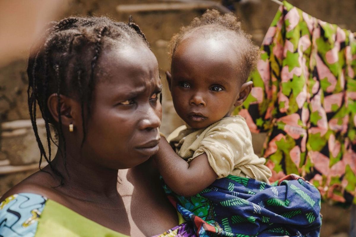Neema holds her one-year-old daughter, Prisca, who was diagnosed with malnutrition at the Shari displacement site in Bunia, Ituri province. With support from partners, UNICEF is helping families stay safe and supported — offering psychosocial care, child-friendly spaces and protection services at IDP (Internally Displaced Persons) sites. Through the UNICEF Rapid Response (UniRR), families also receive urgent help such as shelter, basic household items, healthcare and nutrition support. 
